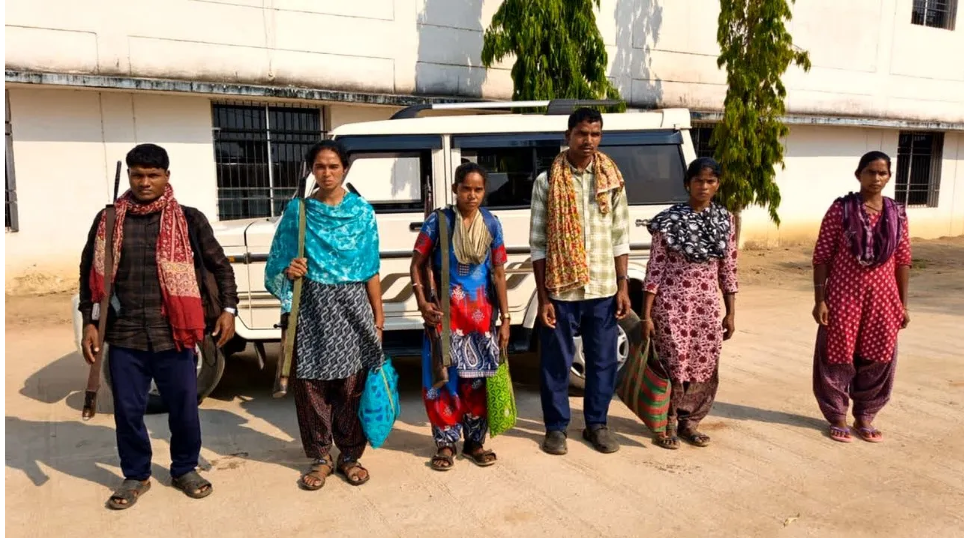 बस्तर में नक्सलवाद के 'अंतिम अध्याय' की शुरुआत: कांकेर में 33 लाख के 6 इनामी नक्सलियों का आत्मसमर्पण; SLR और राइफलें सौंपकर थामा लोकतंत्र का दामन